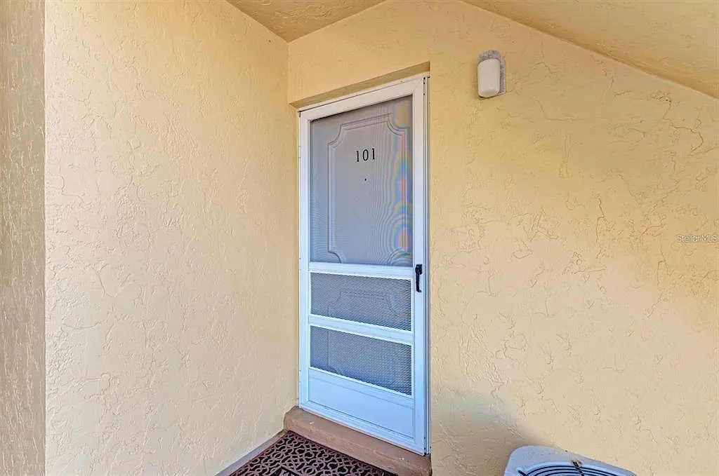 1 bed, 1.0 bath, 766 sqft, $2,450 — Photo 2