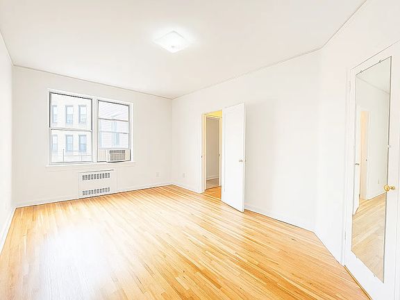 5th image of 915 E 17th St #22
