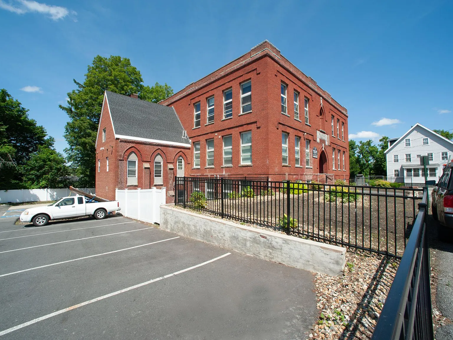 2 bed, 9999 sqft, $2,100 — Photo 3