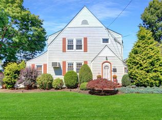 70 Walter Ave, Hicksville, NY 11801
