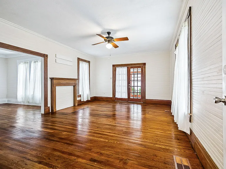 1909 Cedardale Ave — Photo 3