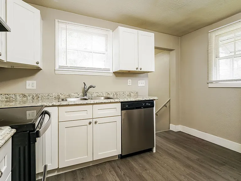 2943 Porter Ave — Photo 9