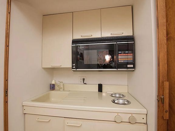 4th image of 321 E 43rd St APT 211