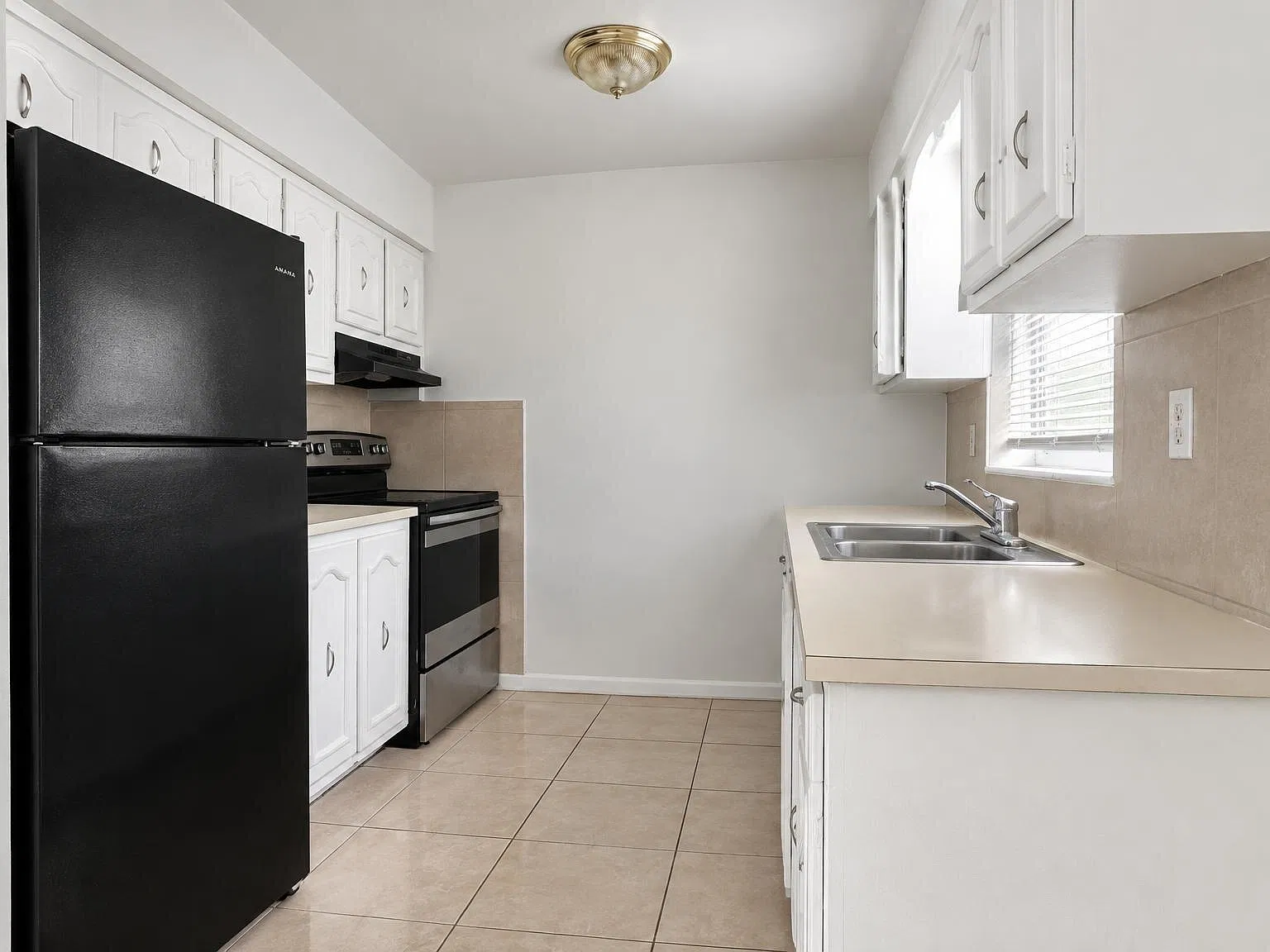 2 bed, 1.0 bath, 3534 sqft, $1,700 — Photo 4