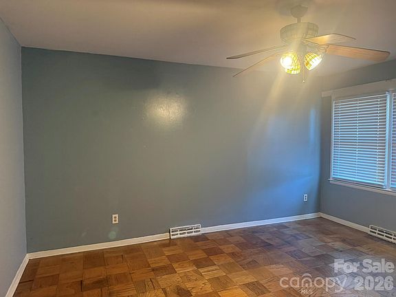 3rd image of 4915 Malibu Dr