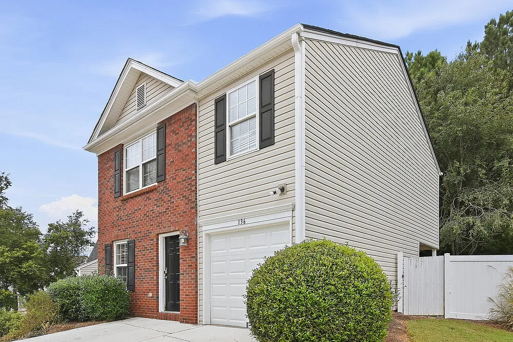 3 bed, 2.5 bath, 1260 sqft, $2,115 — Photo 2