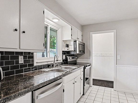 4th image of 1112 Marion Ave