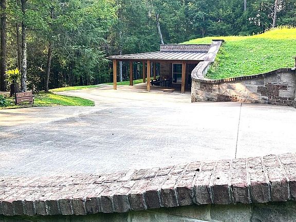 4th image of 381 Lakewood Dr