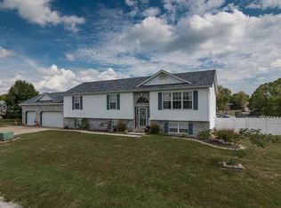 34053 Canoe Ct, Brighton, IL 62012