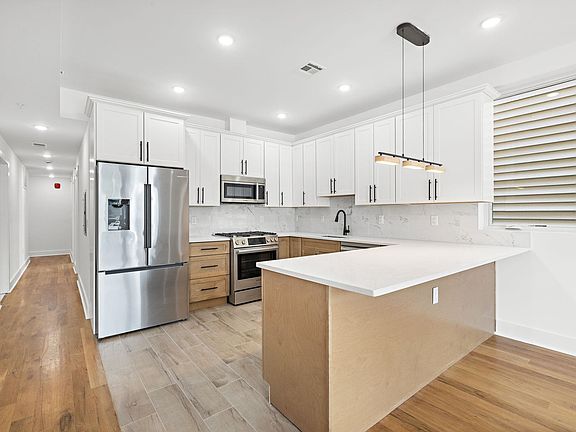 4th image of 1001 Summit Ave #3