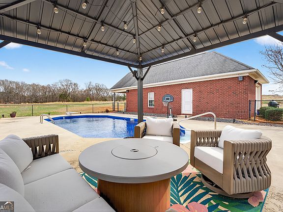 3rd image of 401 English Rd