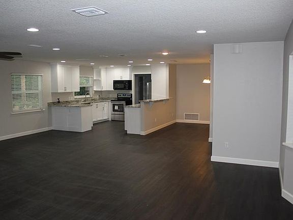 5th image of 1002 Crescent Pkwy