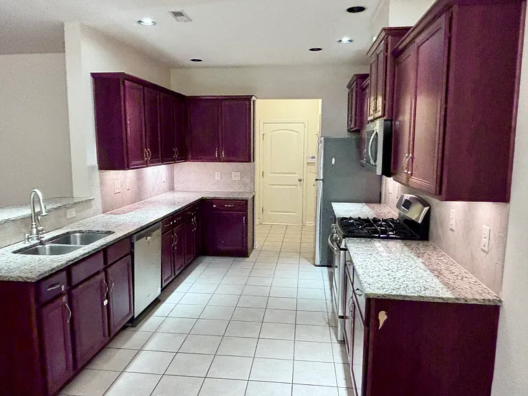 535 Whitworth Ln — Photo 6