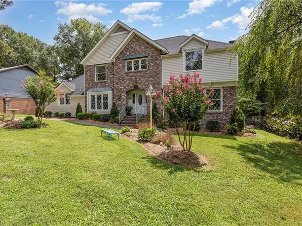 4407 Oak Hollow Dr, High Point, NC 27265