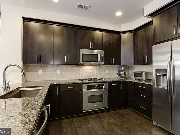 2nd image of 834 N Columbus St
