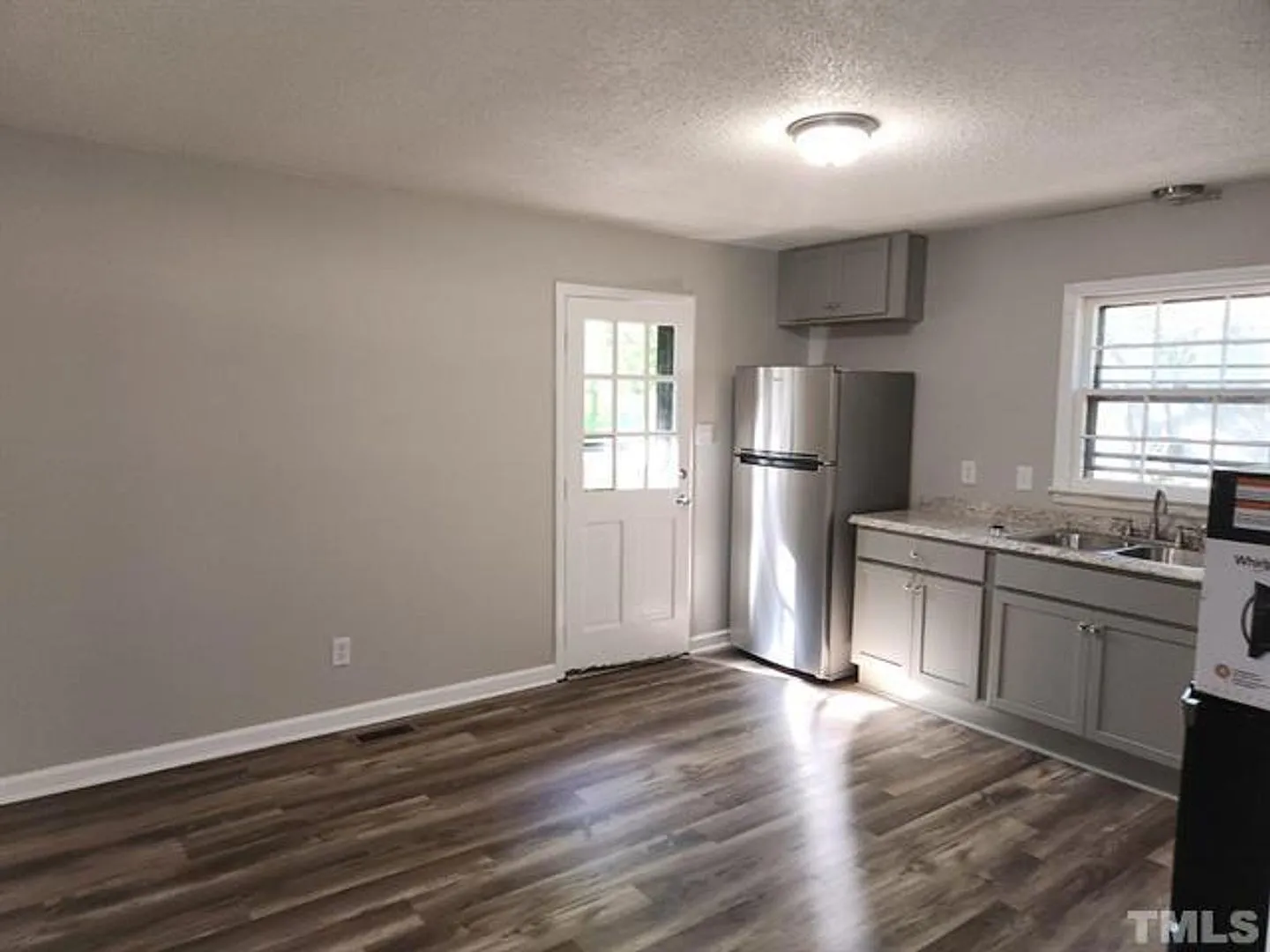 4 Bedroom 2 Bathroom Home! — Photo 3