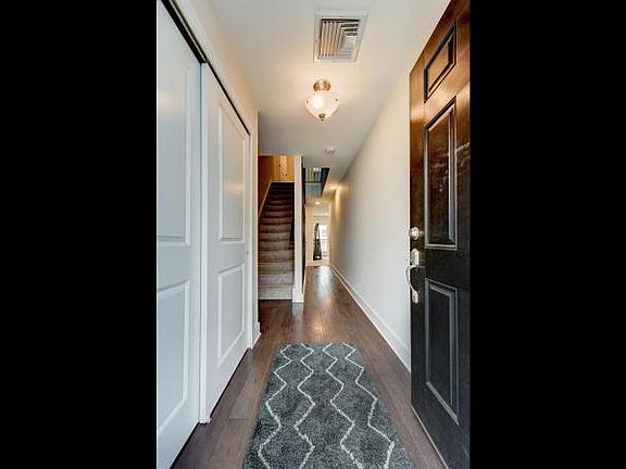 4th image of 204 Emerald Dr