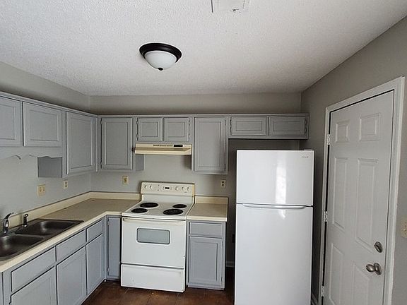 5th image of 7051 Hampton Dr