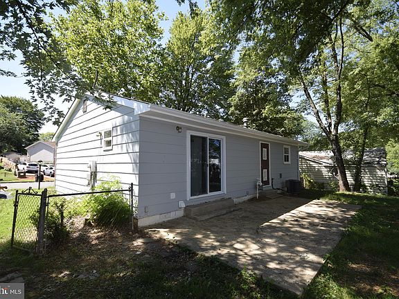 3rd image of 4118 Guilford Ln