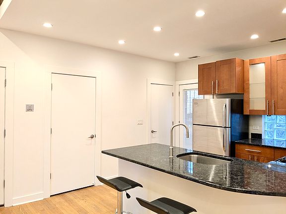 2nd image of 947 N Kedzie Ave #2