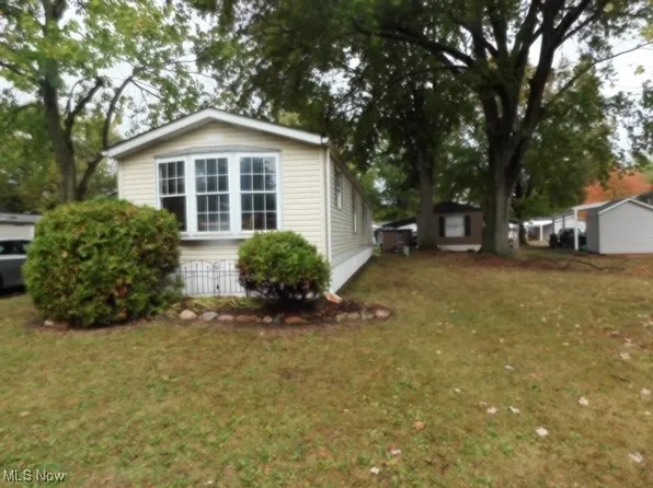 30 Flagler Dr, Olmsted Falls, OH 44138