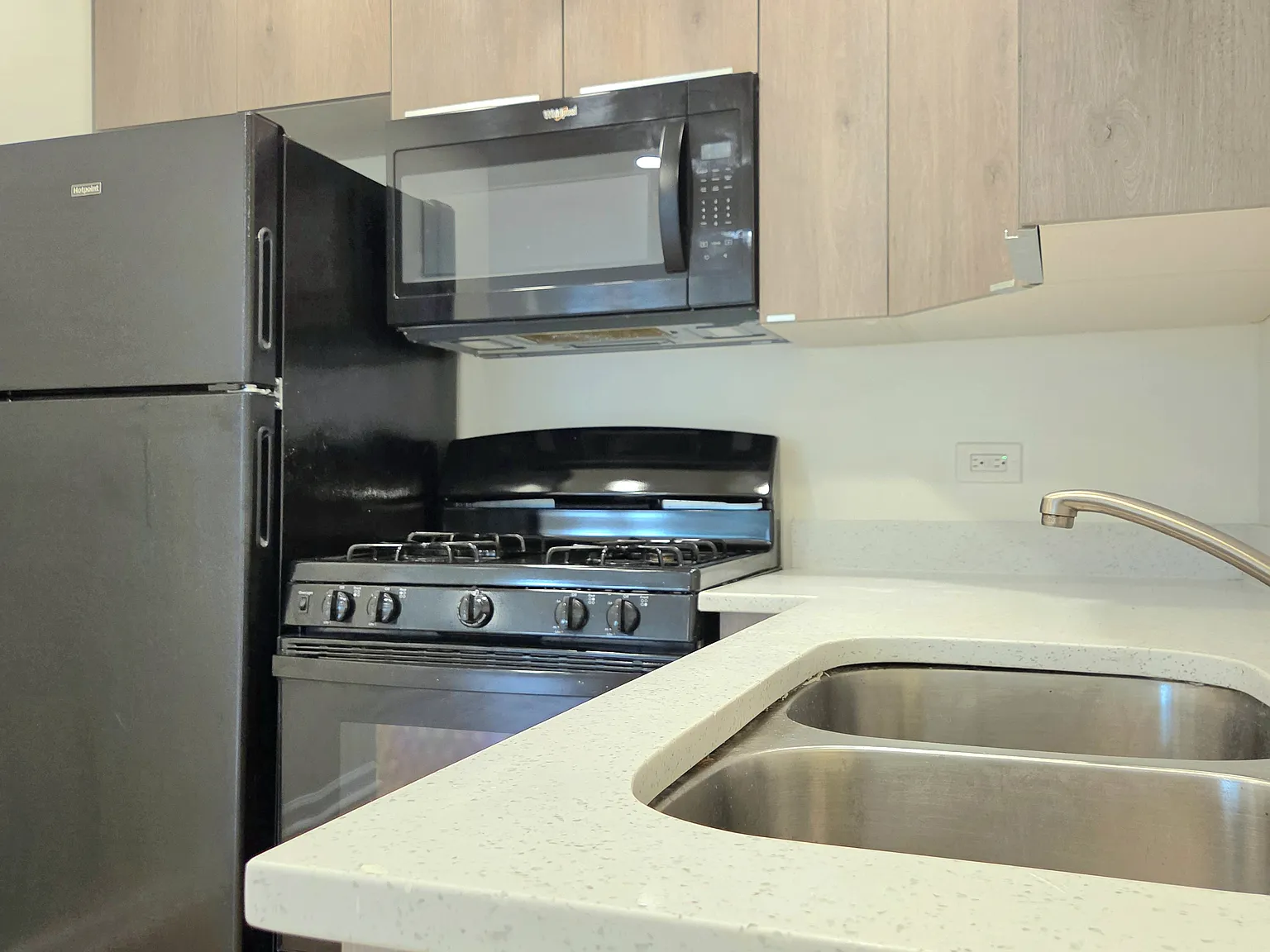 112 W Burlington Ave — Photo 3