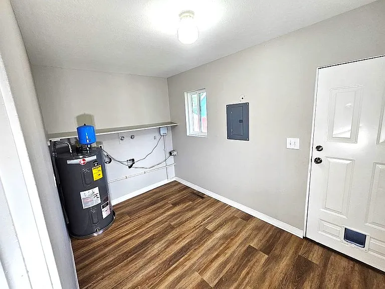 2600 W Jefferson St — Photo 8
