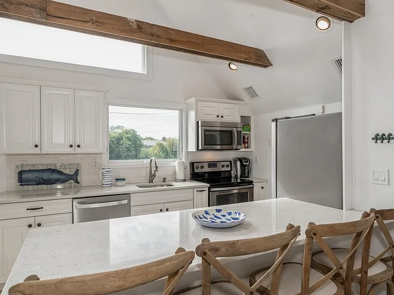 27 Reuter Pl — Photo 12