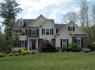 1076 Woodberry Dr, Mountain Top, PA 18707