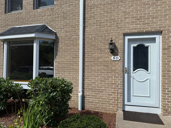 8 Mansion Woods Dr #D, Agawam, MA 01001