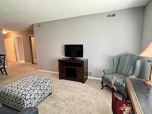 4th image of 942 Guelbreth Ln APT 102