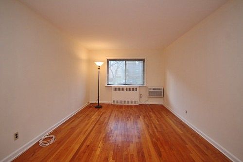 5th image of 2 Lawrence Dr APT B