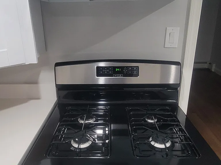 34-36 Waverly St #2 — Photo 7