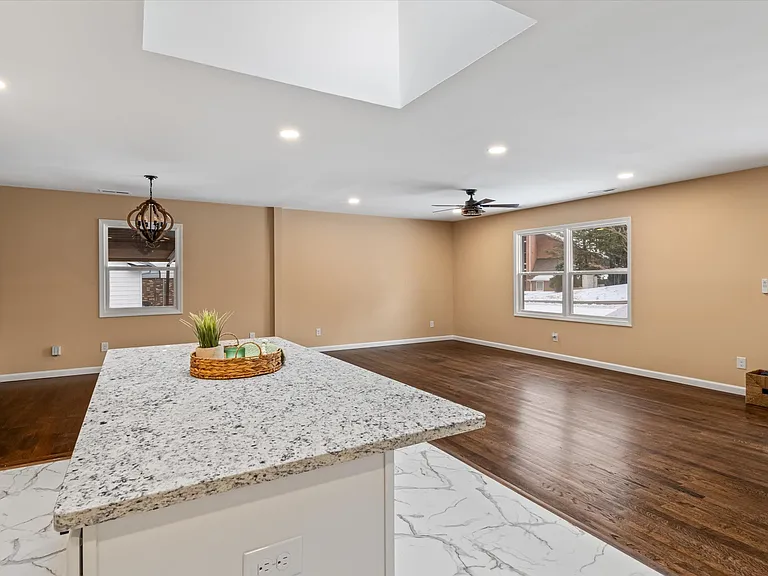 1090 Shalimar Dr — Photo 4