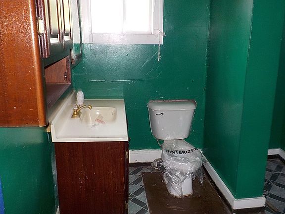 3rd image of 953 Leona Ave
