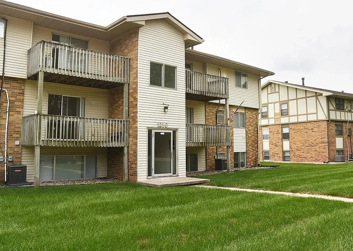 1210 SE Belmont Drive — Photo 1