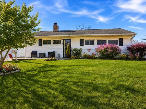 5 Thimbleberry Ln, Levittown, PA 19054