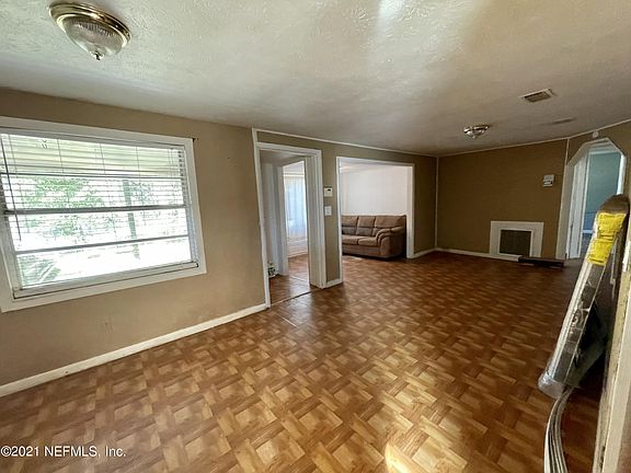 4th image of 7922 Cocoa Ave