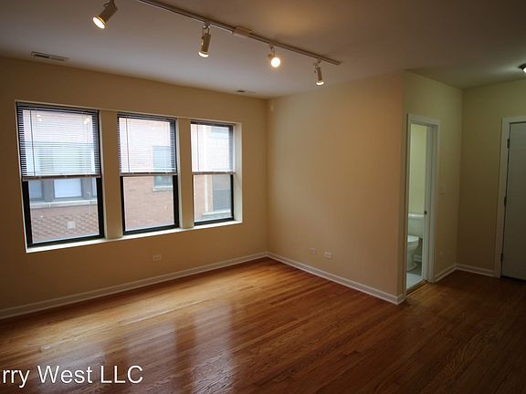 3rd image of 4747 N Troy St APT 1E