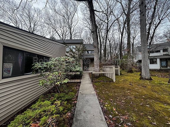 2nd image of 31 Farmington Chase Cres