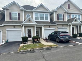 121 Wildwood Cir, Holtsville, NY 11742