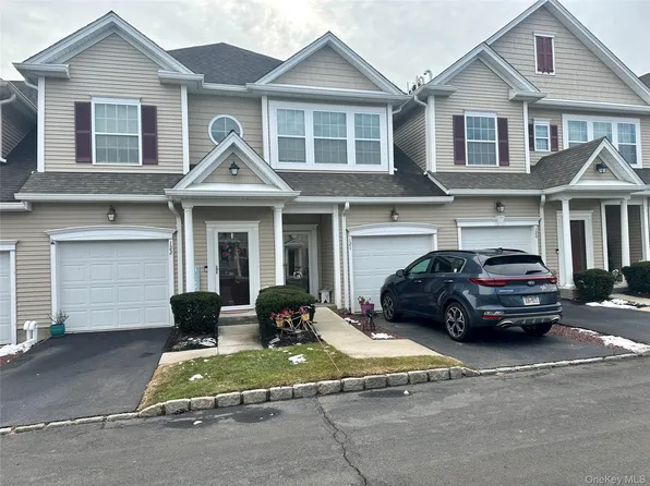 121 Wildwood Circle, Holtsville, NY 11742