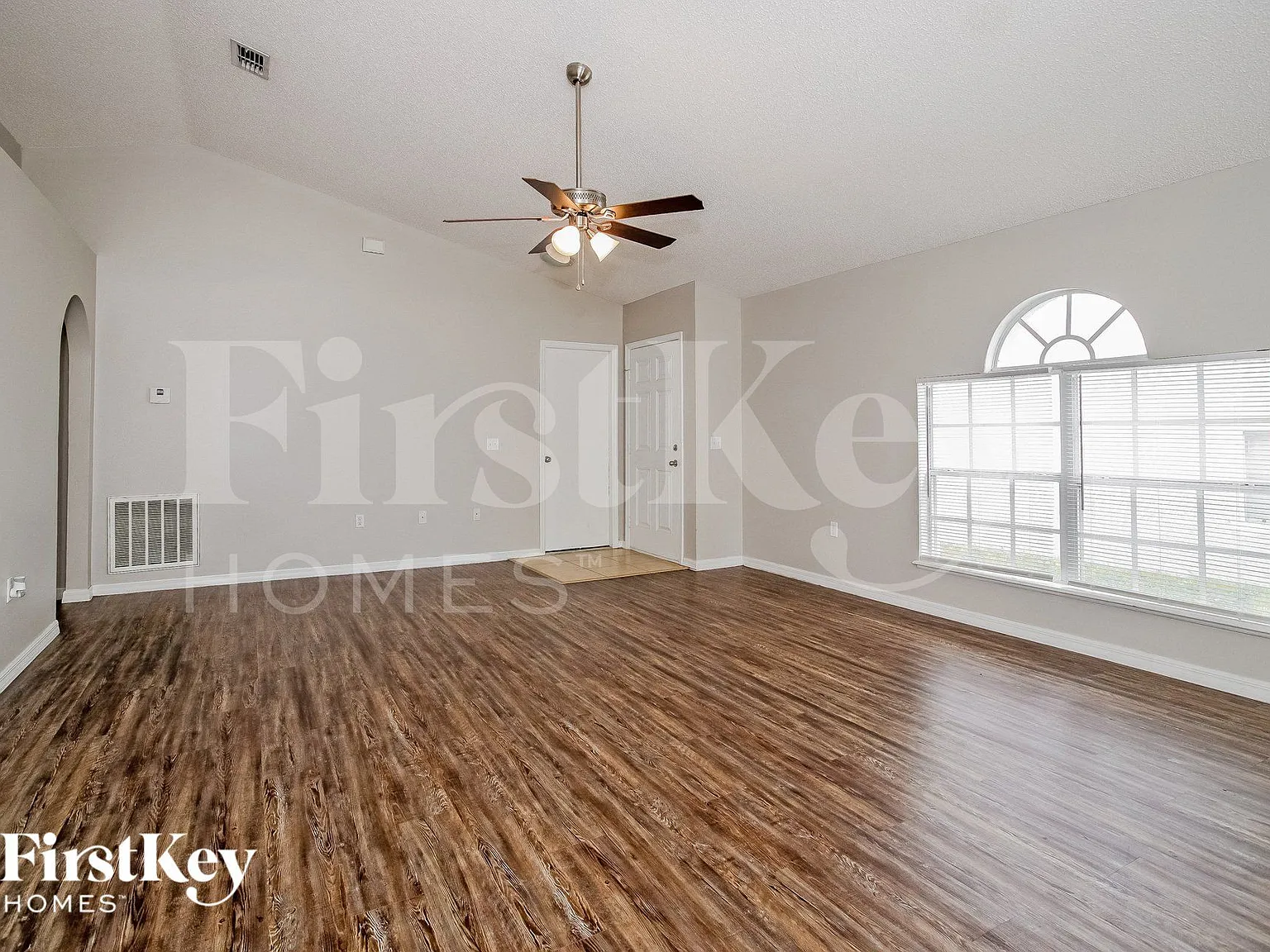3 bed, 2.0 bath, 1303 sqft, $2,010 — Photo 3