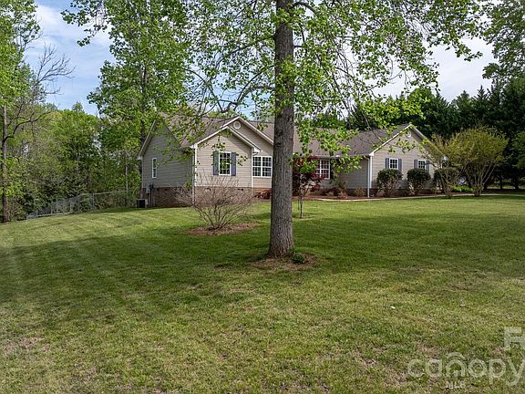 3rd image of 180 Cherry Blossom Ln