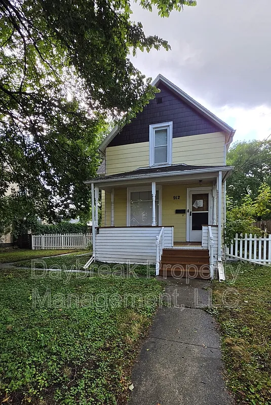 4 bed, 2.0 bath, 1296 sqft, $1,675 — Photo 1