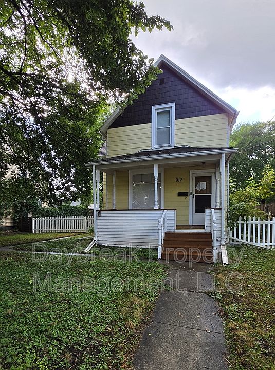1st image of 912 9th St N