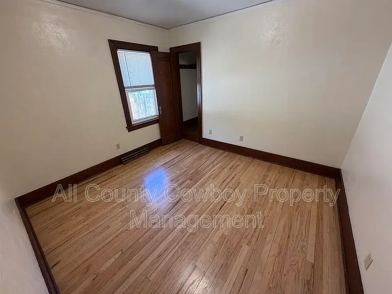 557 N 8th St — Photo 8