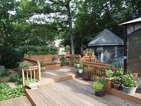 Multi-level deck with screened sun porch