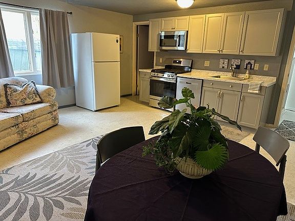 16 x 16 family room/kitchen