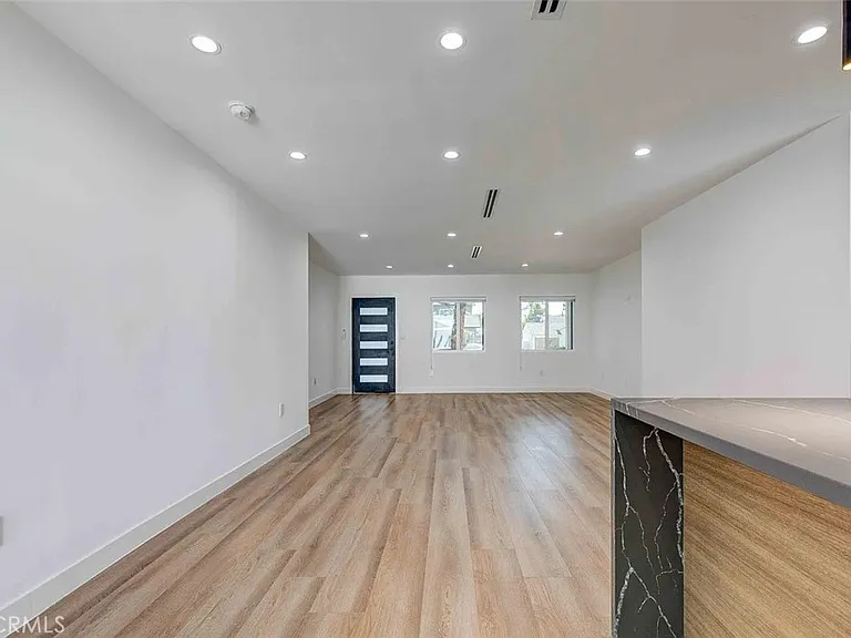 1613 N Niagara St — Photo 7